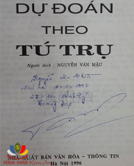 Sách “Dự đoán theo Tứ Trụ” của Thiệu Vĩ Hoa, là cuốn về Tứ Trụ đầu tiên mà bố tôi mua vào năm 1997 ngay sau khi cuốn sách được xuất bản, được ông trân trọng viết ngày mua và kí tên vào.