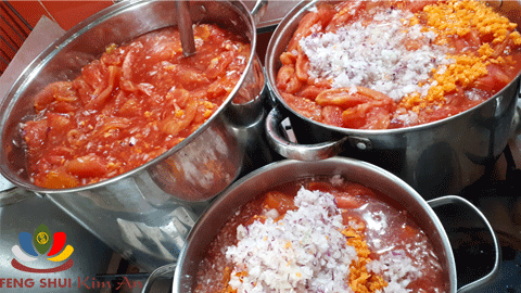 Các nồi cà chua đun làm sốt cùng rau củ