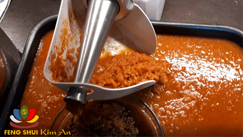 Sốt cà chua được xay lọc bằng máy