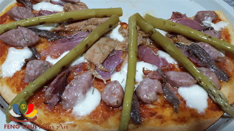 Sốt cà chua trên pizza nhà làm
